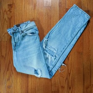 Distressed lightwash boyfriend jeans